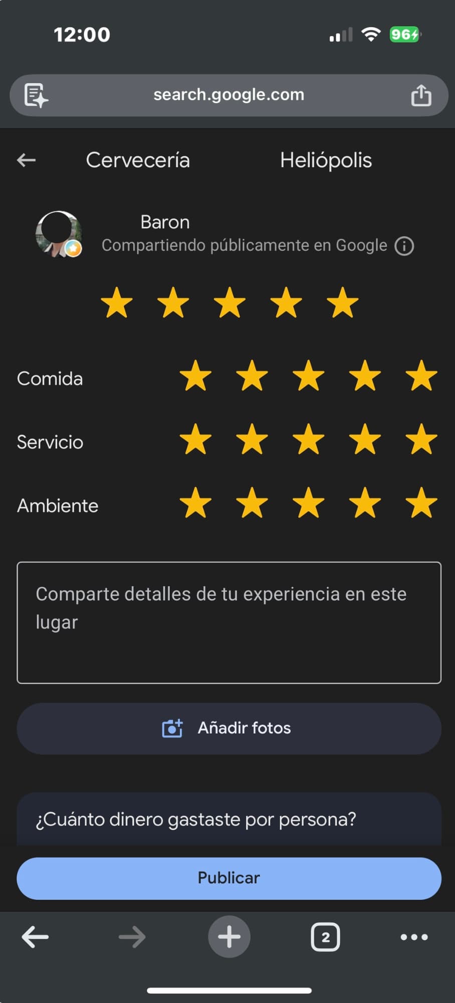 La pantalla del móvil del cliente: el formulario de reseña de Google ya abierto en la ficha del negocio, con las cinco estrellas marcadas y el botón de publicar.